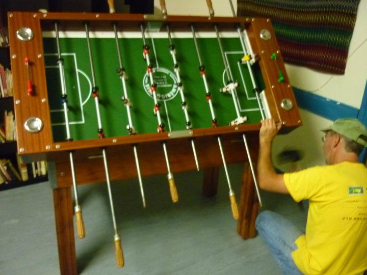 Esta mesa chegou ao albergue em Setembro de 2011 depois de vendermos 300 rifas para a sua aquisição. Foi uma aposta ganha e é muito utilizada.